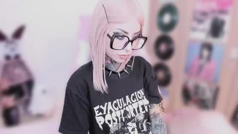 Snapshot of nikkiramone chatting on 01.12.26 Nikki Ramone online show from 01.12.26