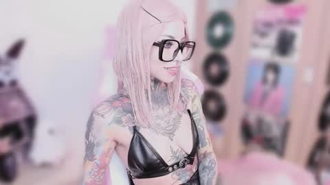 Snapshot of nikkiramone chatting on 01.16.26 Nikki Ramone online show from 01.16.26