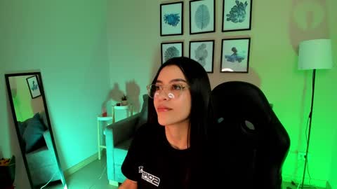 Snapshot of nina__dixon chatting on 09.18.25 Nina online show from 09.18.25