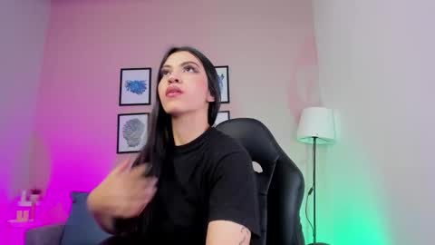 Snapshot of nina__dixon chatting on 12.16.25 Nina online show from 12.16.25