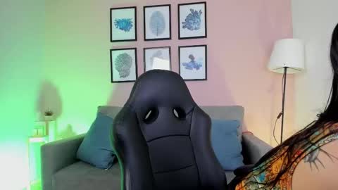 Snapshot of nina__dixon chatting on 12.17.25 Nina online show from 12.17.25