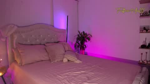 Snapshot of ninaa_sky chatting on 12.04.25 online show from 12.04.25