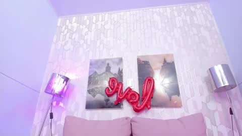 Snapshot of ninamedux chatting on 02.19.25 Nina Medux online show from 02.19.25