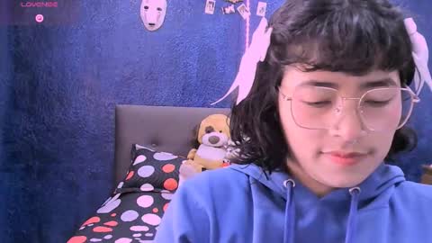 Snapshot of ninayellow chatting on 11.21.25 Nina online show from 11.21.25