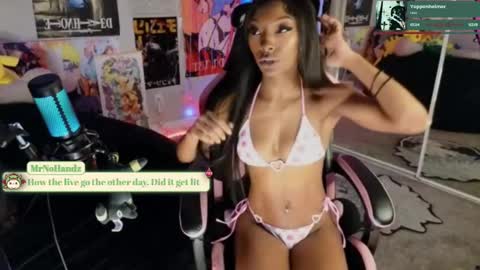 NIVIA WOLFE online show from 01.08.25