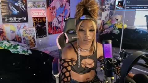 NIVIA WOLFE online show from 03.12.25