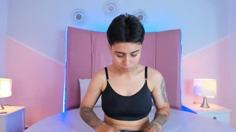 Snapshot of noah_wells_ chatting on 11.12.25 Noah online show from 11.12.25