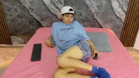 Snapshot of noahwalker__ chatting on 05.21.26 online show from 05.21.26