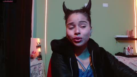 Noha Thomson online show from 03.05.25