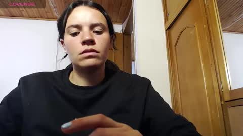 Snapshot of noreen_ chatting on 11.08.25 noreen_ online show from 11.08.25