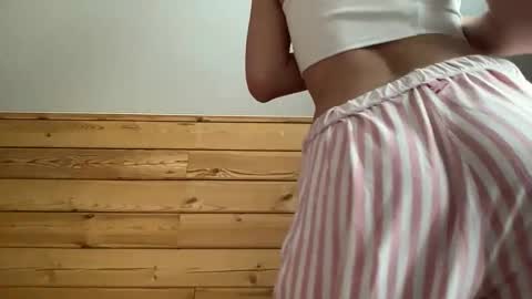 Snapshot of nursedoll chatting on 11.09.25 Ema online show from 11.09.25