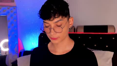 Snapshot of nut_foxx chatting on 11.09.25 online show from 11.09.25