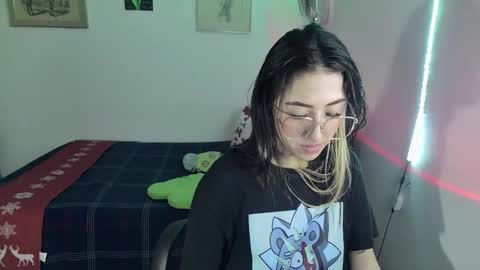 Snapshot of nymph_frida chatting on 12.26.24 Frida online show from 12.26.24