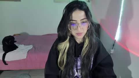 Snapshot of nymph_frida chatting on 02.06.25 Frida online show from 02.06.25