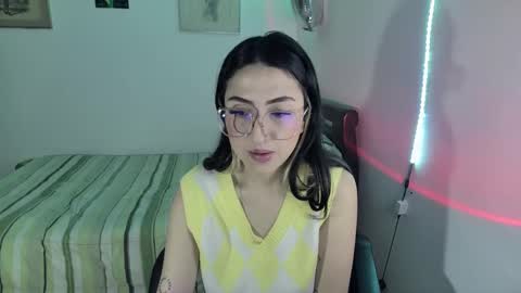 Snapshot of nymph_frida chatting on 02.12.25 Frida online show from 02.12.25