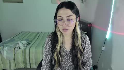 Snapshot of nymph_frida chatting on 03.05.25 Frida online show from 03.05.25