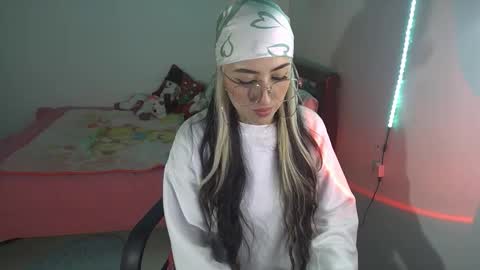 Snapshot of nymph_frida chatting on 11.07.25 Frida online show from 11.07.25