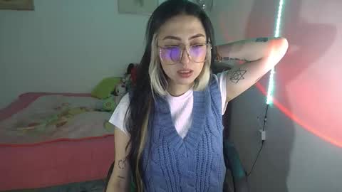 Snapshot of nymph_frida chatting on 11.20.25 Frida online show from 11.20.25