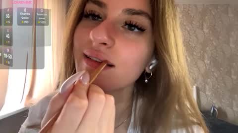 Mia online show from 09.14.25