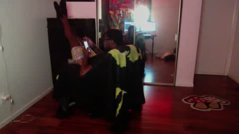 Snapshot of officialmoneyxxx chatting on 10.08.25 Money online show from 10.08.25