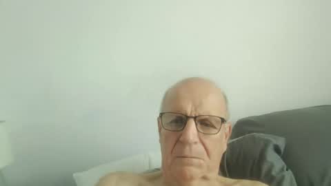 Snapshot of oggi95 chatting on 09.15.25 oggi95 online show from 09.15.25