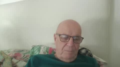 Snapshot of oggi95 chatting on 09.30.25 oggi95 online show from 09.30.25