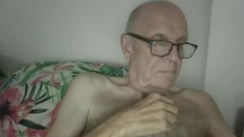 Snapshot of oggi95 chatting on 10.10.25 oggi95 online show from 10.10.25