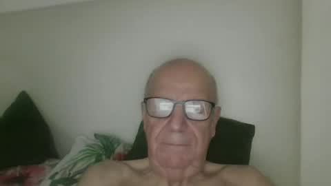 Snapshot of oggi95 chatting on 10.19.25 oggi95 online show from 10.19.25