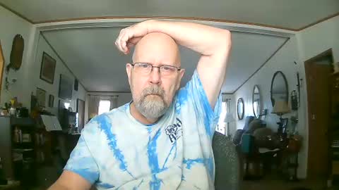 Snapshot of ogusbogus chatting on 12.04.25 Maximus No Mo online show from 12.04.25