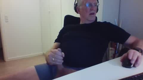 Snapshot of oldth chatting on 03.01.25 oldth online show from 03.01.25