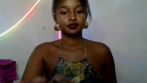 Snapshot of olinah610 chatting on 05.25.26 olinah610 online show from 05.25.26