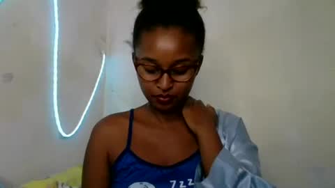 Snapshot of olinah610 chatting on 05.29.26 olinah610 online show from 05.29.26