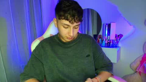 Snapshot of oliver_kyy chatting on 05.27.26 oliveeer online show from 05.27.26