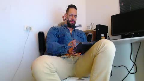 Snapshot of oliverdrew1 chatting on 05.02.26 oliver online show from 05.02.26