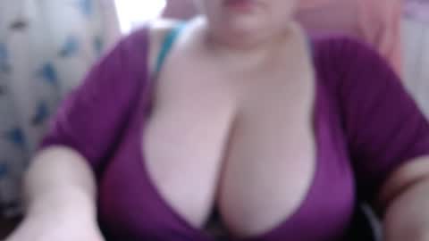 Snapshot of olivia_bud_gold chatting on 12.19.24 Olivia Gold online show from 12.19.24
