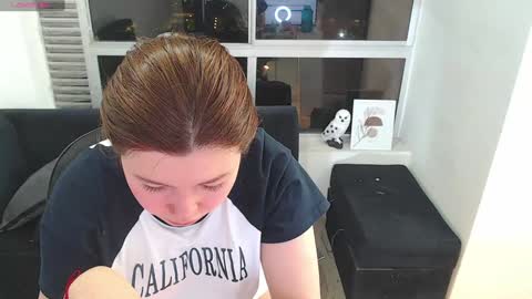 Snapshot of olivia_martine chatting on 01.11.25 olivia_martine online show from 01.11.25