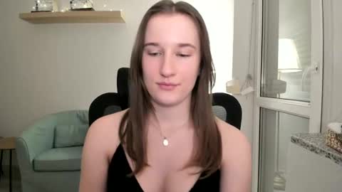 Snapshot of oliviaaa2003 chatting on 12.15.24 Oliwiaa2004 online show from 12.15.24