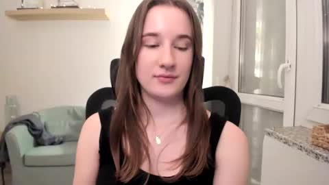 Snapshot of oliviaaa2003 chatting on 02.16.25 Oliwiaa2004 online show from 02.16.25