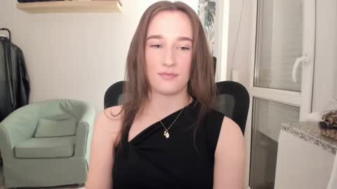 Snapshot of oliviaaa2003 chatting on 11.15.25 Oliwiaa2004 online show from 11.15.25