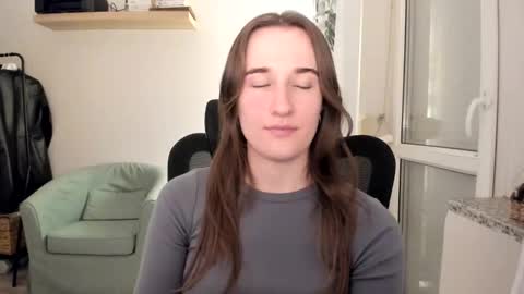 Snapshot of oliviaaa2003 chatting on 11.23.25 Oliwiaa2004 online show from 11.23.25