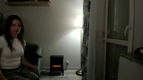 Snapshot of oliviaaa2003 chatting on 12.15.25 Oliwiaa2004 online show from 12.15.25