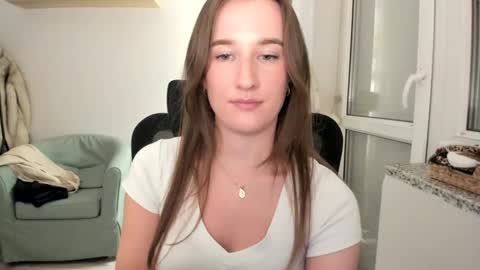 Snapshot of oliviaaa2003 chatting on 12.17.25 Oliwiaa2004 online show from 12.17.25