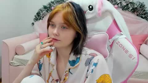 Snapshot of olivialaurens chatting on 12.17.25 OliviaLaurens online show from 12.17.25