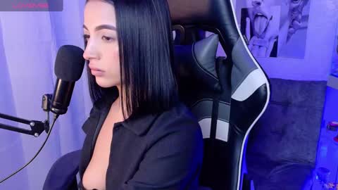 Snapshot of oliviamcneill chatting on 03.07.25 Olivia Mcneill  online show from 03.07.25