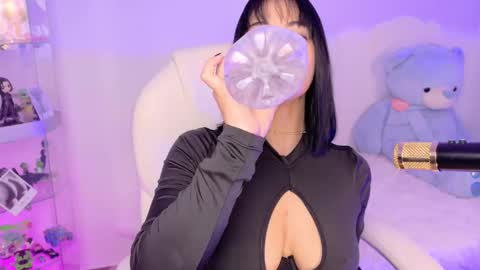 Snapshot of oliviamcneill chatting on 10.11.25 Olivia Mcneill  online show from 10.11.25