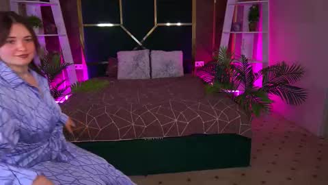 oliviia_rose online show from 12.14.25