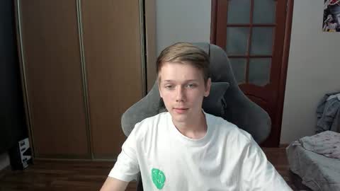 Snapshot of olvr_zoolander chatting on 10.17.25 Oliver and Mira online show from 10.17.25