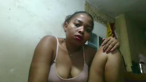 Snapshot of olyvienne90 chatting on 12.01.25 olyvienne90 online show from 12.01.25