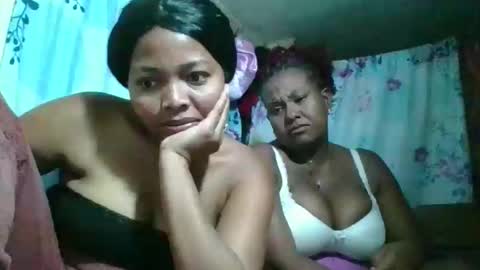 Snapshot of olyvienne90 chatting on 12.15.25 olyvienne90 online show from 12.15.25