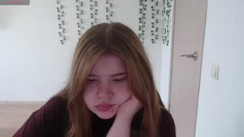 Snapshot of omellyoo chatting on 08.03.26 MellY online show from 08.03.26